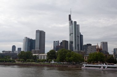 Almanya, Frankfurt am Main - 2 Temmuz 2012: Ana nehir ve turizm gemileri ile kentin modern mimarisine bakınız