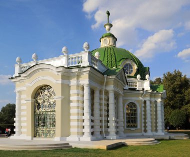 Rusya, Moskova - 12 Eylül 2019: Müze-Mülk Kuskovo, Grotto Pavyonu, klasik tarzda inşa edildi