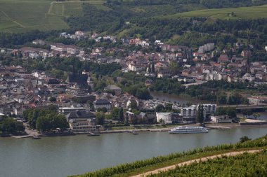 Almanya - 3 Temmuz 2012: Ren Vadisi ve Ren Nehri üzerindeki Bingen şehri (Bingen am Rhein)