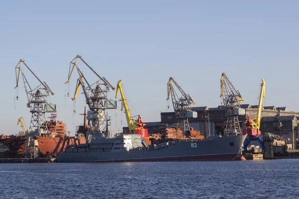 bir savaş gemisi inşası