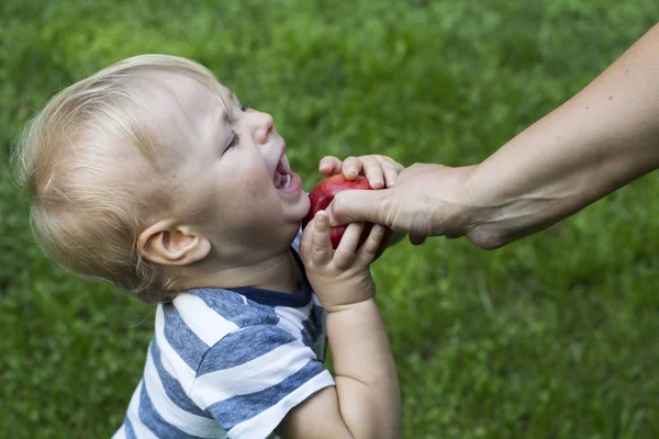 Çocuk ağlıyor ve bir elma vermez