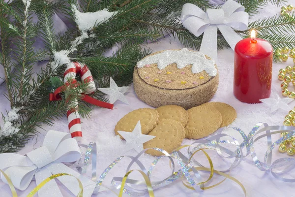 Tarjeta de Navidad con árbol de Navidad y decoraciones. Tarjeta navideña festiva —  Fotos de Stock