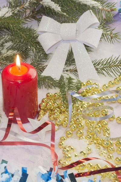 Julkort med julgran och dekorationer. Festlig julkort — Stockfoto