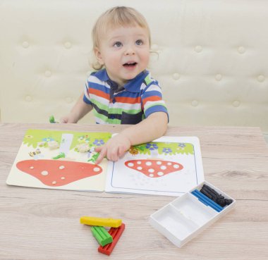 Renkli kullanmayı öğrenme çocuk çocuk oynamak kil kreş