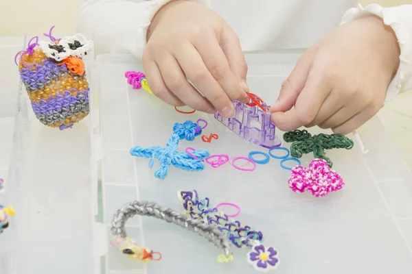 Rainbow loom- цветные резиновые ленты для ткацких аксессуаров — стоковое фото