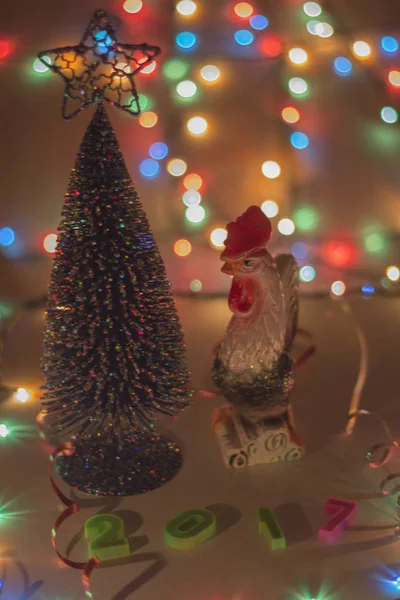 2017 Feliz Año Nuevo, figuras de madera y luces intermitentes en el escritorio retro — Foto de Stock