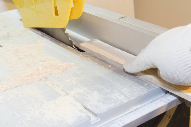 Marangozluk ve daire testere ile ağaç işleme hakkında konsept fotoğraf DIY ya da Do It Yourself serisi