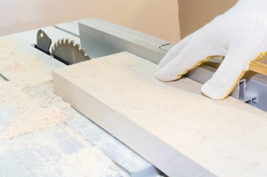 Marangozluk ve daire testere ile ağaç işleme hakkında konsept fotoğraf DIY ya da Do It Yourself serisi