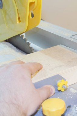 Marangozluk ve daire testere ile ağaç işleme hakkında konsept fotoğraf DIY ya da Do It Yourself serisi