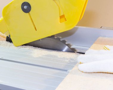 Marangozluk ve daire testere ile ağaç işleme hakkında konsept fotoğraf DIY ya da Do It Yourself serisi