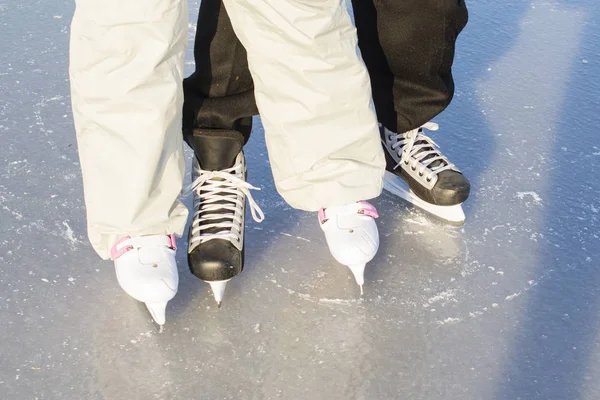 Herren-Hockey- und Damen-Eiskunstläufer — Stockfoto