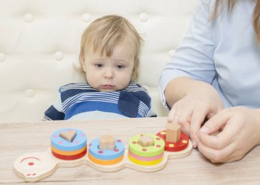 küçük bir çocuk ve onun anne oyun geliştirmede oynamak