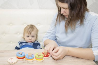 küçük bir çocuk ve onun anne oyun geliştirmede oynamak.