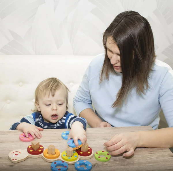 Liten pojke och hans mamma spelar för att utveckla spelet — Stockfoto