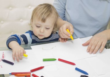 Anne ve oğlu ile birlikte kalem masada çizim
