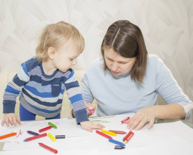 Anne ve oğlu ile birlikte kalem masada çizim