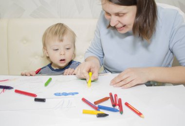 Anne ve oğlu ile birlikte kalem masada çizim