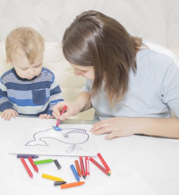 Anne ve oğlu ile birlikte kalem masada çizim
