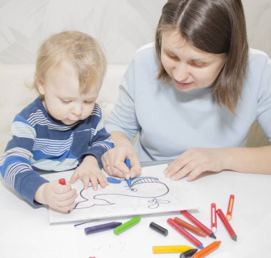 Anne ve oğlu ile birlikte kalem masada çizim