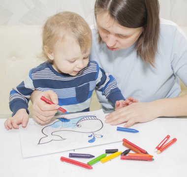 Anne ve oğlu ile birlikte kalem masada çizim