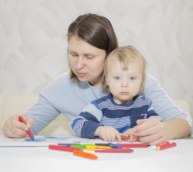 Anne ve oğlu ile birlikte kalem masada çizim