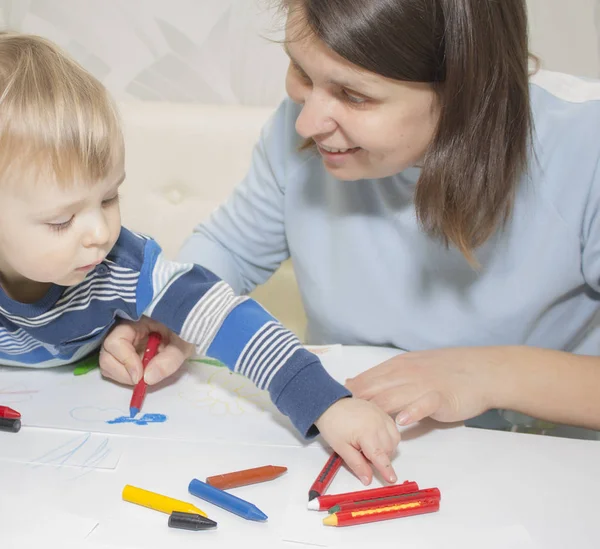 Anne ve oğlu ile birlikte kalem masada çizim