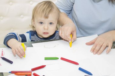 Anne ve oğlu ile birlikte kalem masada çizim