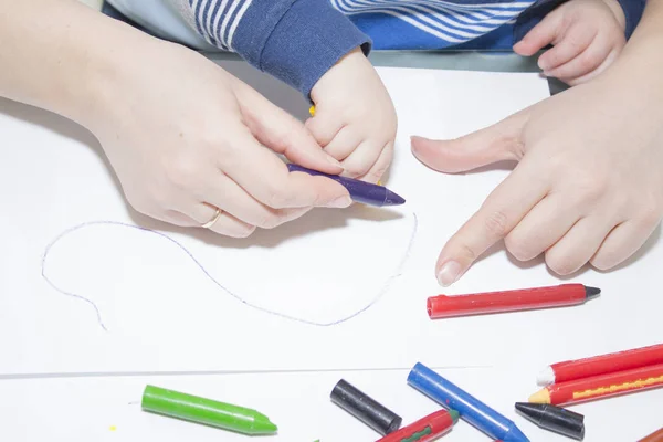 Мати і син малюють разом з олівцями за столом — стокове фото