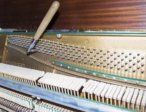 Detaljerad vy av upprätt piano under trimma — Stockfoto