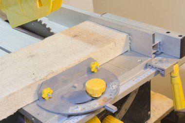 Marangozluk ve daire testere ile ağaç işleme hakkında konsept fotoğraf DIY ya da Do It Yourself serisi