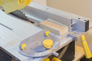 Marangozluk ve daire testere ile ağaç işleme hakkında konsept fotoğraf DIY ya da Do It Yourself serisi