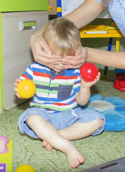 Mor och barn spelar hemma — Stockfoto