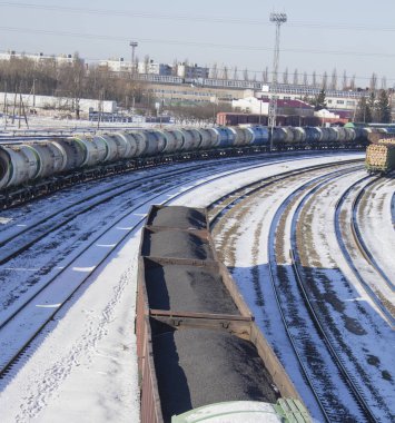 Bir sürü tren vagonu olan sanayi manzarası.