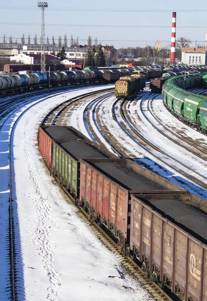 Industriell vy med mycket godståg vagnar — Stockfoto