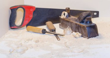 eski uçak ve hafif bir arka plan üzerinde bir demir testeresi ile bir keski