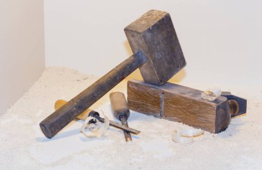 eski uçak ve hafif bir arka plan üzerinde bir keski