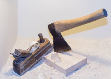 Eski balta, planya ve hafif bir arka plan üzerinde talaşı.