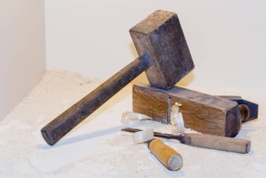 eski uçak ve hafif bir arka plan üzerinde bir keski