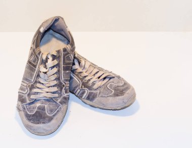 açık renkli dantel ile çok eski koşu ayakkabıları.