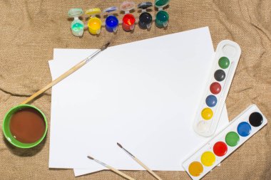 Suluboya boya, boyama ve boş beyaz kağıt levha sketchbook için fırçalar kümesi.