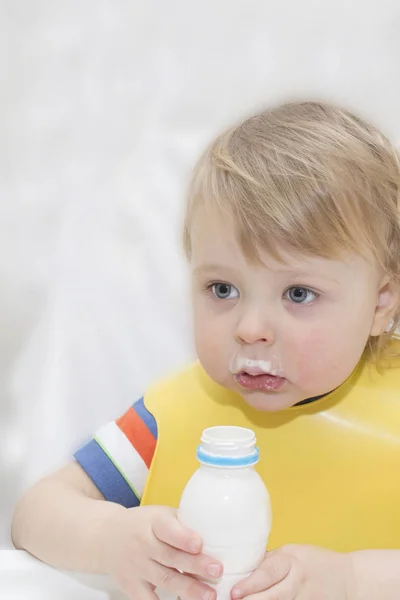 A kis fiú tejet iszik. gazdaság pohár tej — Stock Fotó