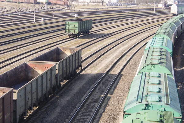 Промисловий вид з великою кількістю вантажних вагонів залізничних поїздів — стокове фото