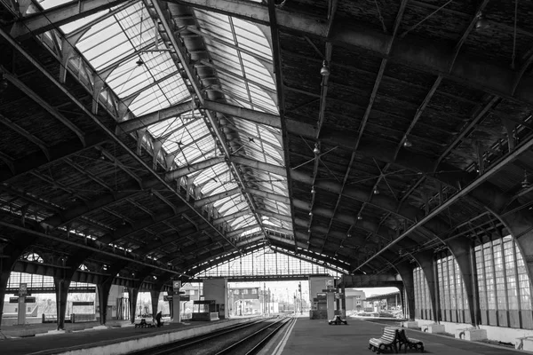 平台的火车站在加里宁格勒，俄罗斯，黑白照片，老照片 — 图库照片