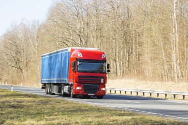 Kırmızı Kamyon yolda. taşımacılık, yüksek hız