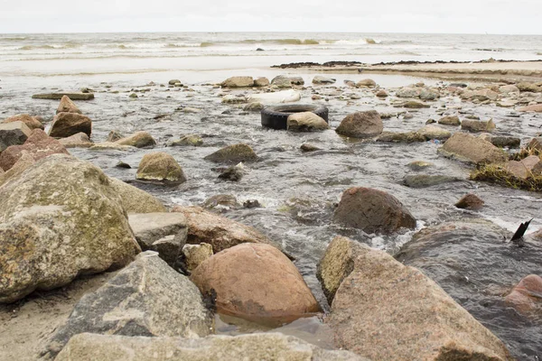 A polluted river flowing into the World Ocean. — Stock Photo, Image