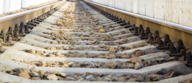 Uzağa uzanan demiryolu rayları