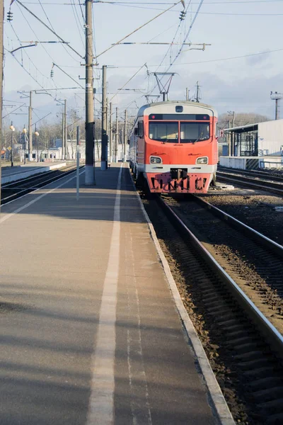 Vecchio treno passeggeri, rosso — Foto Stock