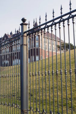 Metal çit ve mavi gökyüzü bulutlu