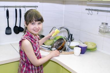 Kirli bulaşık lavaboya duran bir sürü çocuk yıkar