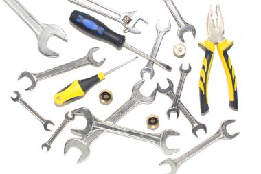 Parlak anahtarları ve beyaz zemin üzerine pense